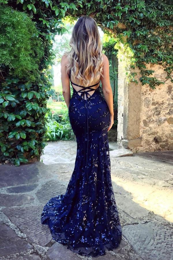 Vestido de fiesta dorado con espalda cruzada y corte sirena con lentejuelas